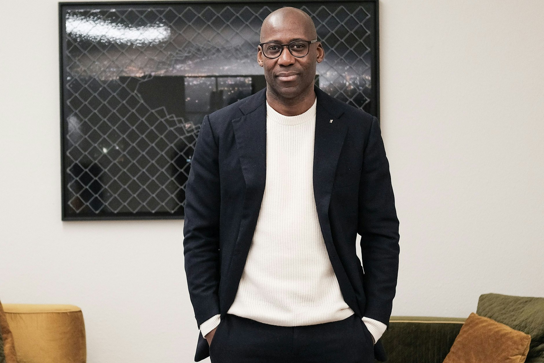 Berlins Kultursenator Joe Chialo in seinem Büro in der Brunnenstraße. Hier bleibt er nun, statt ins Kanzleramt zu ziehen.