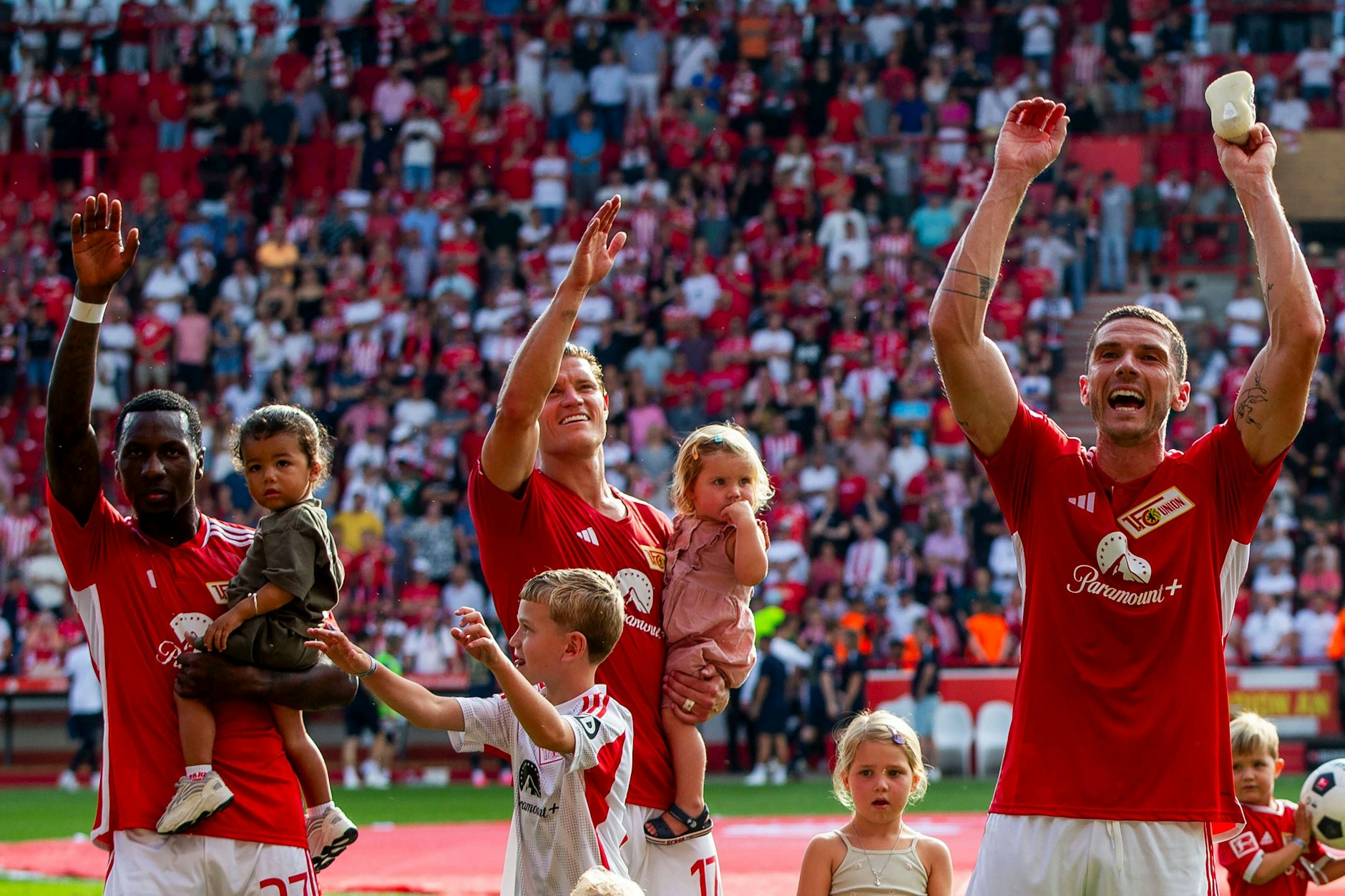 Ein Foto, das gefühlt verdammt lang her ist: Die Union-Profis Becker, Behrens und Gosens (v.l.) jubeln über den 4:1-Sieg gegen Mainz im August.