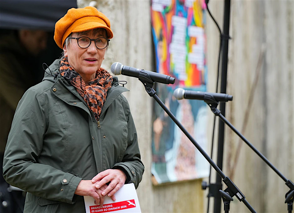 ARCHIV - Kathrin Schneider, Brandenburger Ministerin und Chefin der Staatskanzlei, hält eine Rede.  