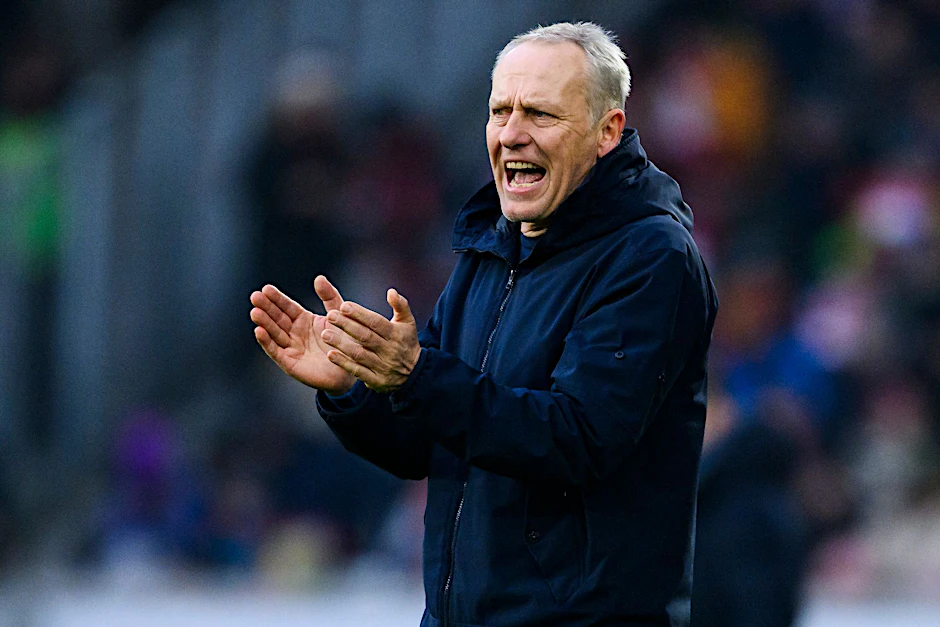 Freiburgs Trainer Christian Streich gestikuliert.  