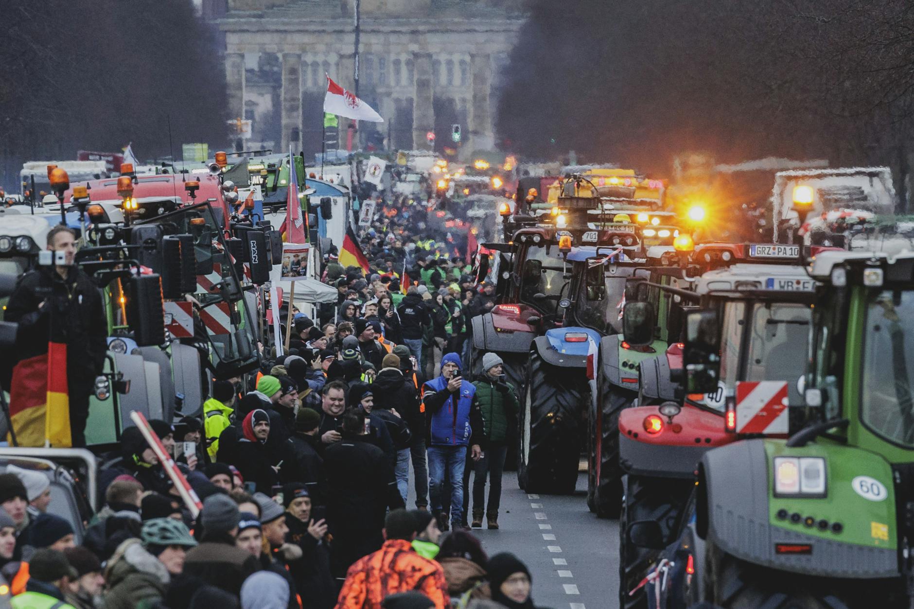 Blockade am Brandenburger Tor: Bauer sperren die Straße des 17. Juni. 