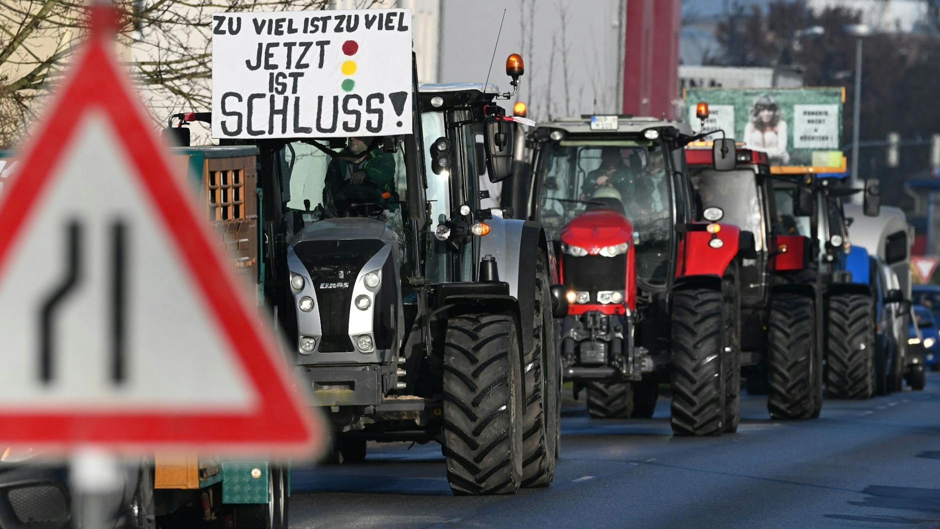 Bauernproteste verstopfen am Montag in Berlin und Brandenburg die Straßen.