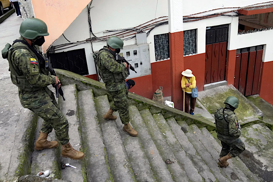 Soldaten patrouillieren in einem Wohngebiet im Süden von Quito.  