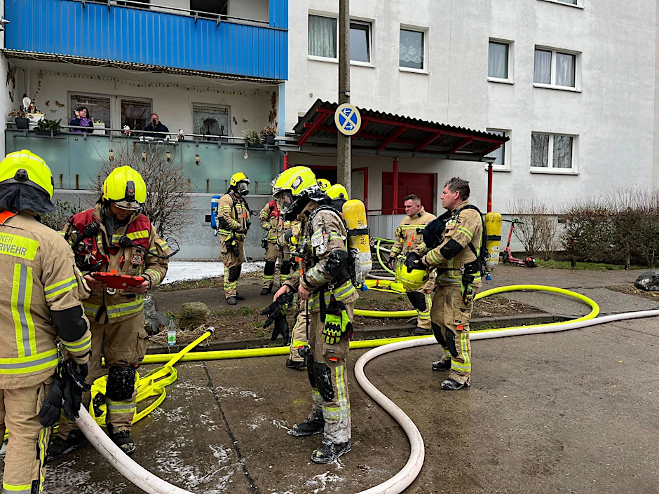 Feuerwehrleute bekämpfen einen Brand.  