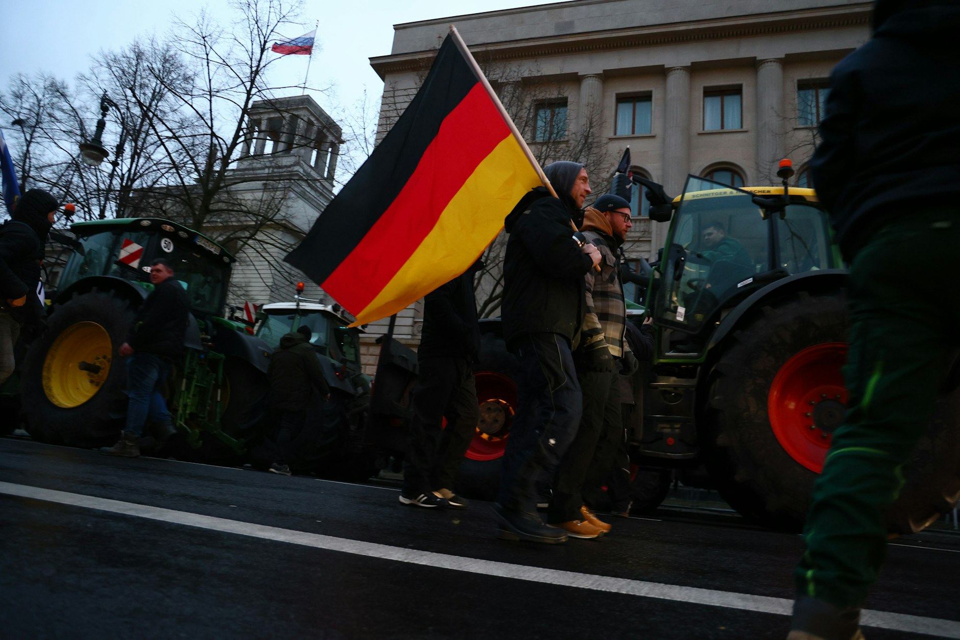 Protestteilnehmer machen sich zu Fuß auf den Weg zum Brandenburger Tor.