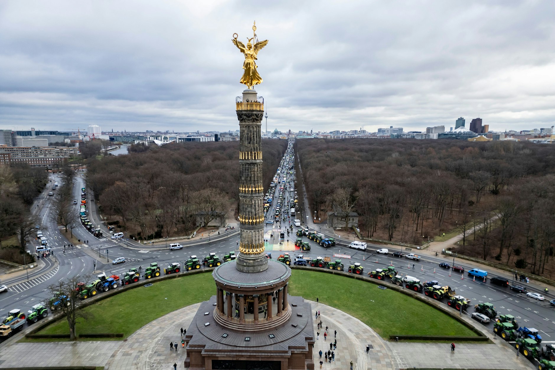 Einige Tausend Bauern demonstrieren zwischen Siegessäule und Brandenburger Tor.