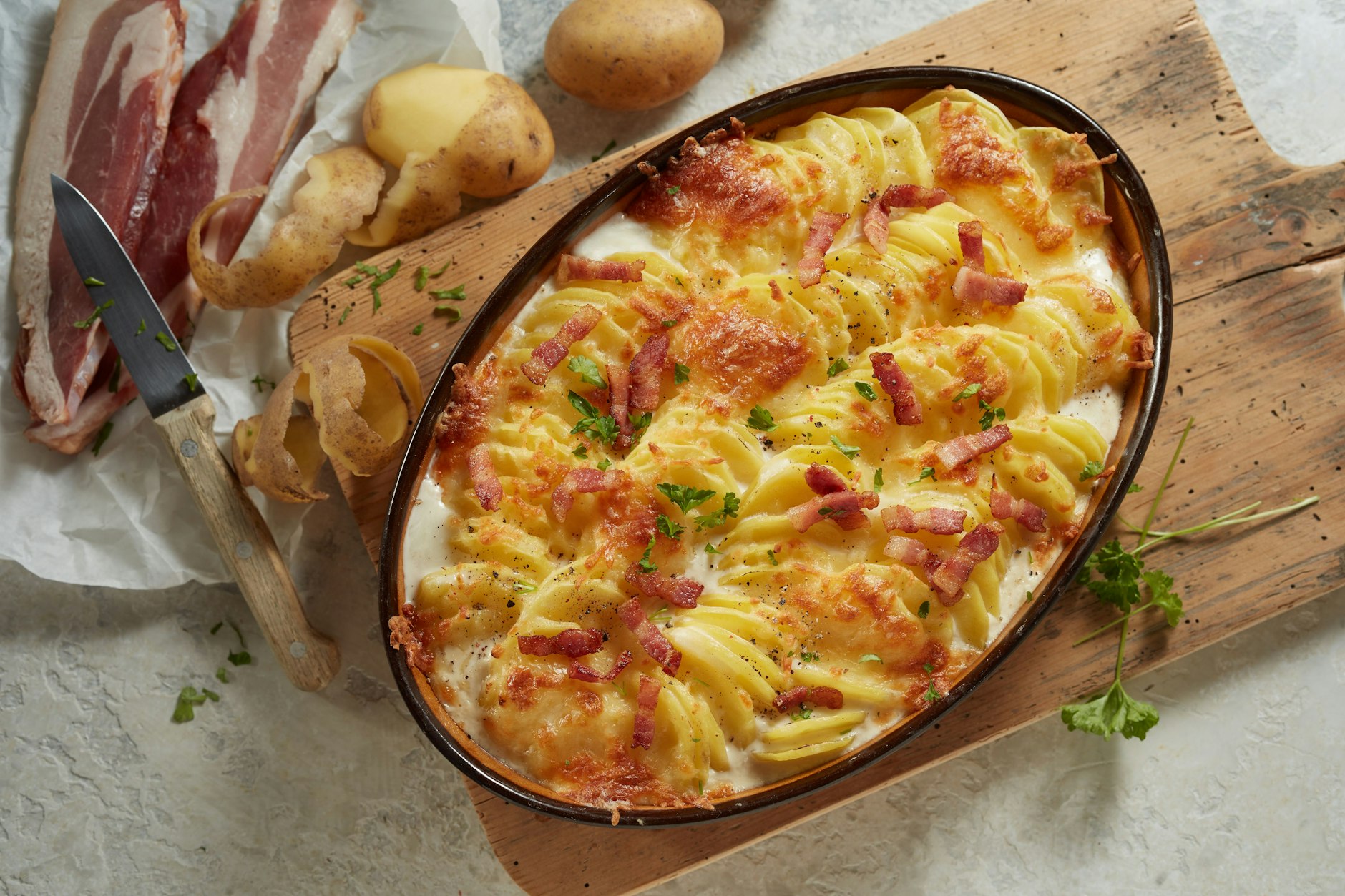 Dieses einfache Rezept für Kartoffelauflauf mit Schinken und Käse ist lecker und genial - und es braucht nicht viele Zutaten.