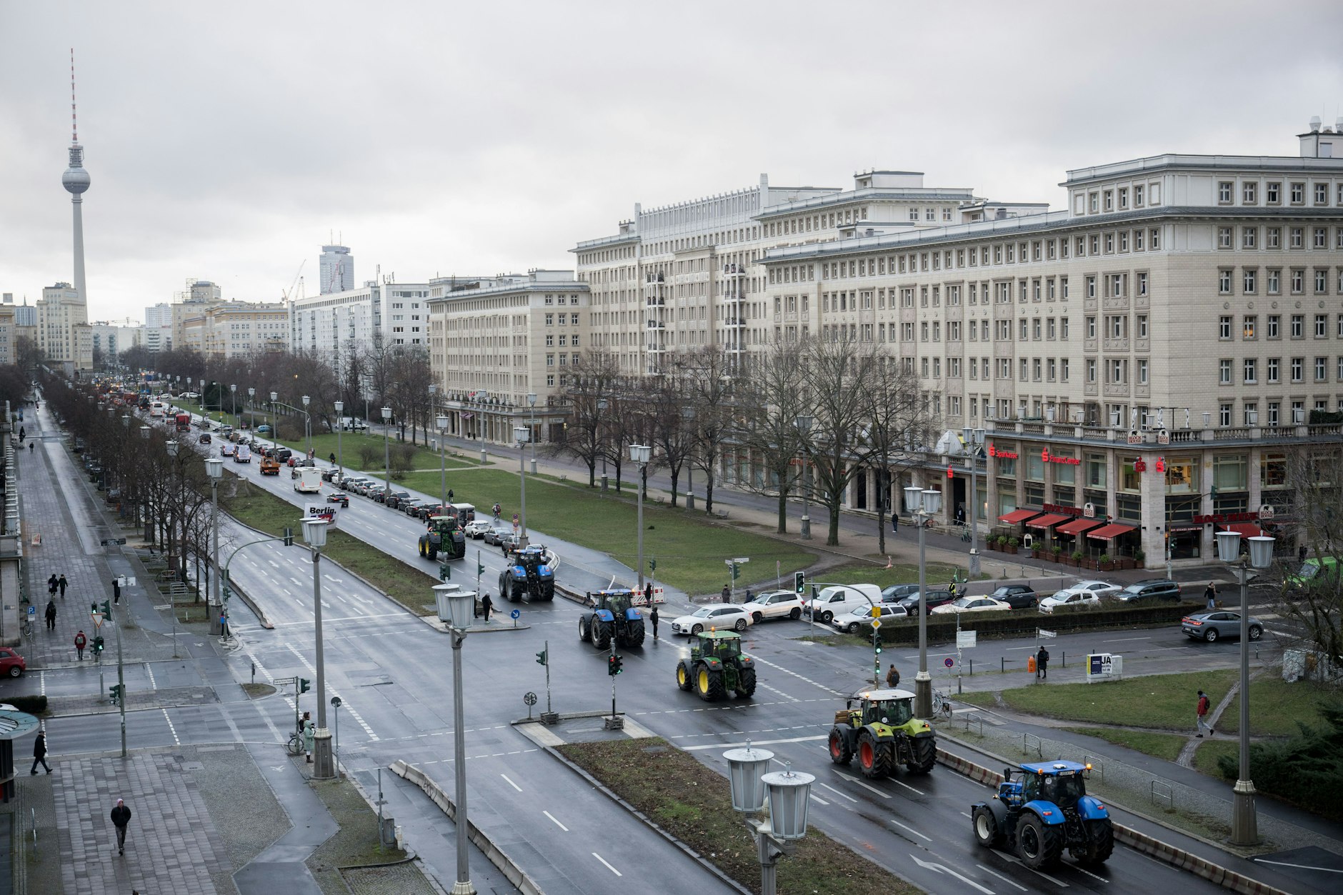 Traktoren fahren zu einer Demonstration in Richtung Brandenburger Tor auf der Karl-Marx-Allee.