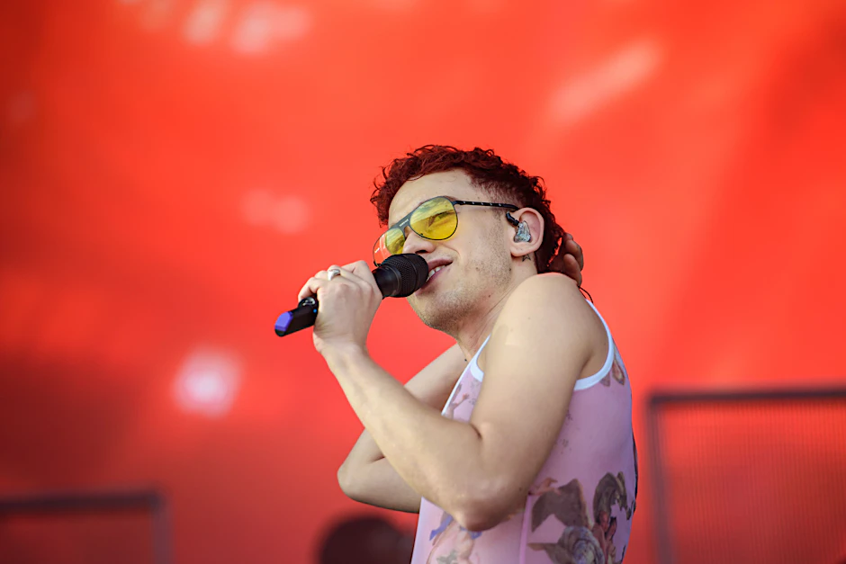 Der britische Sänger Olly Alexander unterzeichnete eine propalästinensische Erklärung eines queeren Bündnisses, in der die Ereignisse in Gaza als „Eskalation des Apartheid-Regimes Israels“ bezeichnet werden.