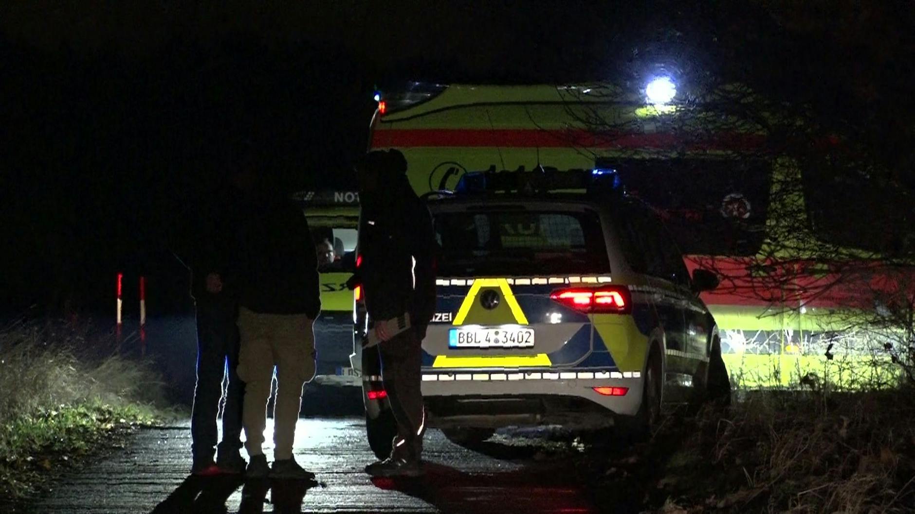 Einsatzkräfte von Polizei, Rettungsdienst und ein Notarzt sind am Fundort eines toten Kindes in Mittenwalde im Einsatz.