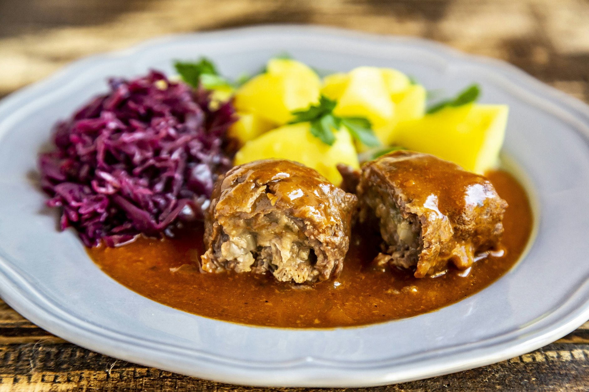 Das Rezept für Rinderrouladen ist ein echter Klassiker.