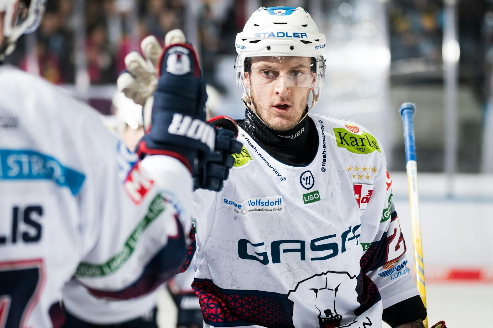 Viele würden sonst wie jubeln, Manuel Wiederer ist beim Abklatschen nach seinem zweiten Tor in München ganz relaxt.