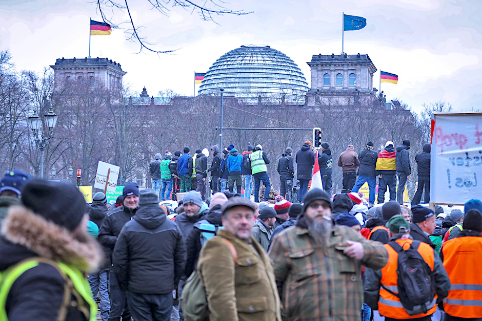 Blick auf die Bauernproteste in Berlin: Landwirte demonstrieren auch vor dem Reichstagsgebäude im Regierungsviertel.