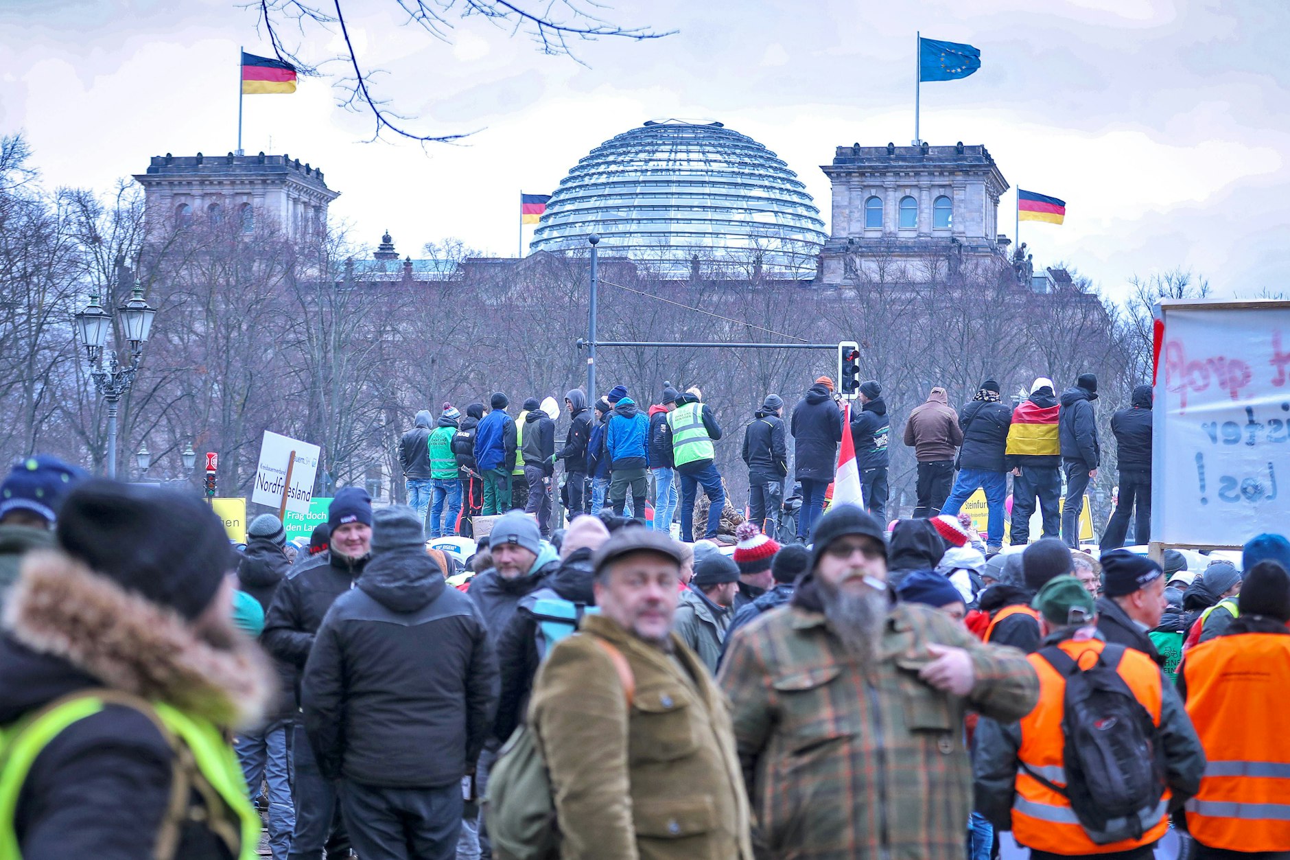 Blick auf die Bauernproteste in Berlin: Landwirte demonstrieren auch vor dem Reichstagsgebäude im Regierungsviertel.