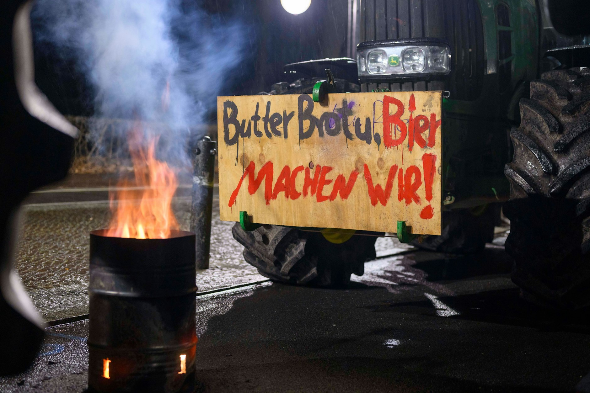 Die Bauern sammelten sich bereits am Sonntagabend auf der Straße des 17. Juni in Berlin.
