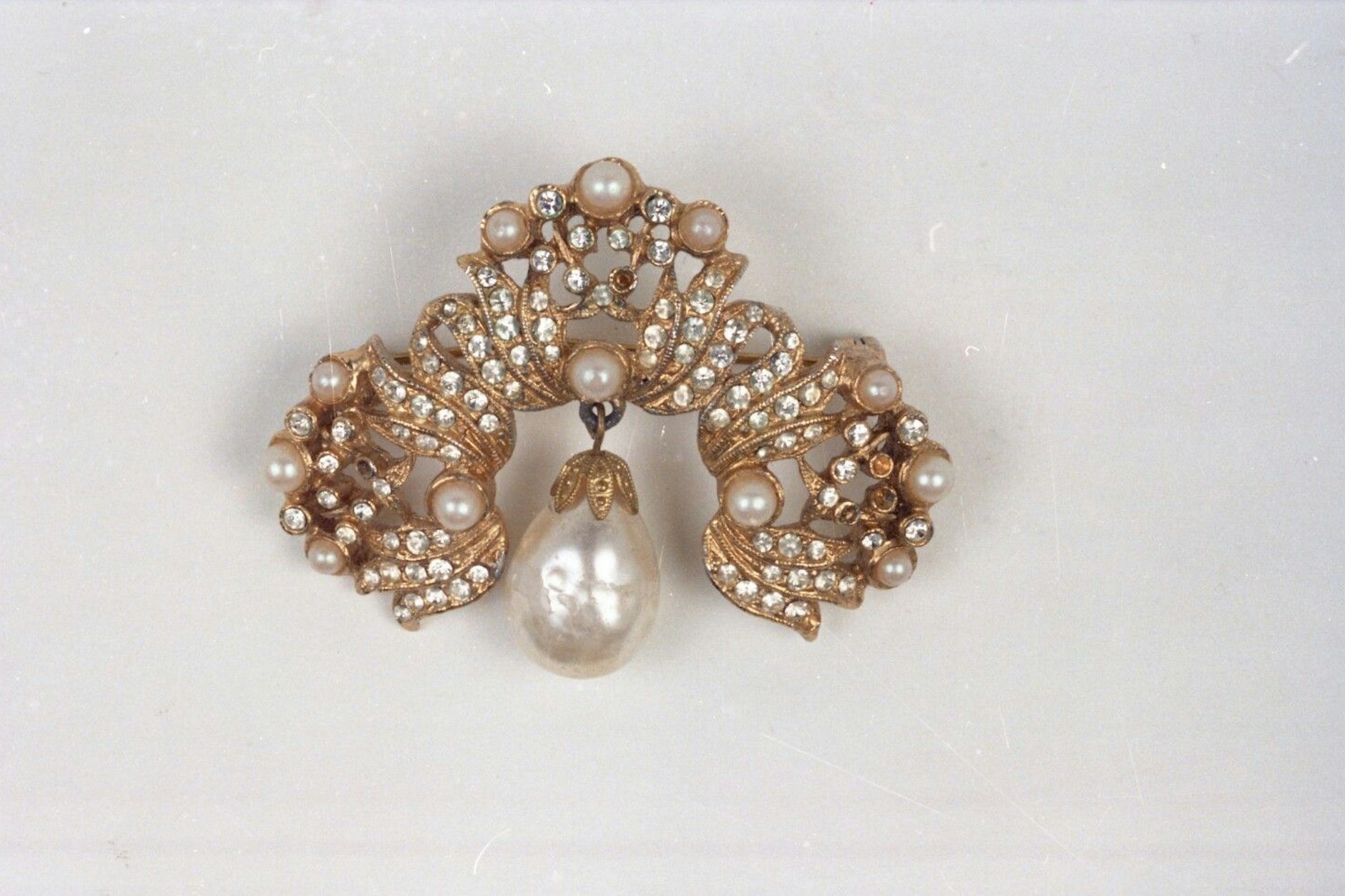 Eine Brosche mit Brillanten und einer sogenannten Biberperle konnten im Haus nicht aufgefunden werden.