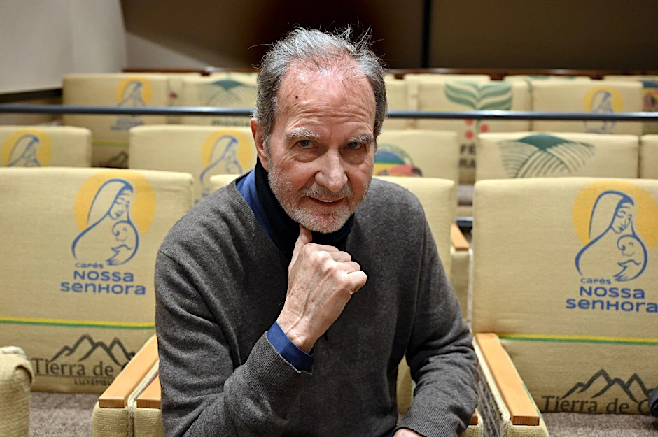 ARCHIV - Filmregisseur Edgar Reitz sitzt vor der offiziellen Eröffnung des Deutschen Filmpreises im "Kino Heimat".  