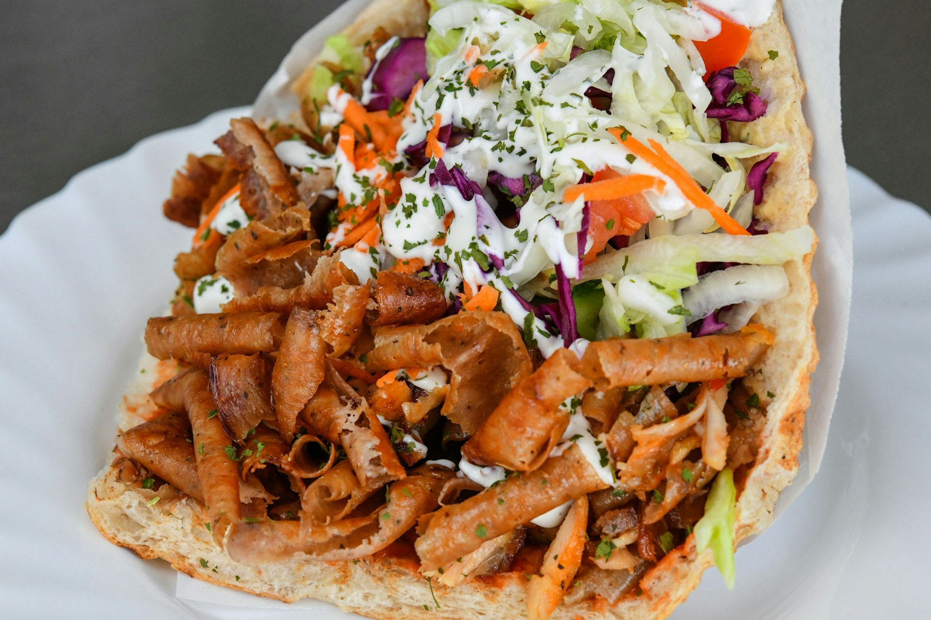 Ein Döner Kebab angerichtet auf einem Teller. Im Adlon kommt er edler und teurer daher. 