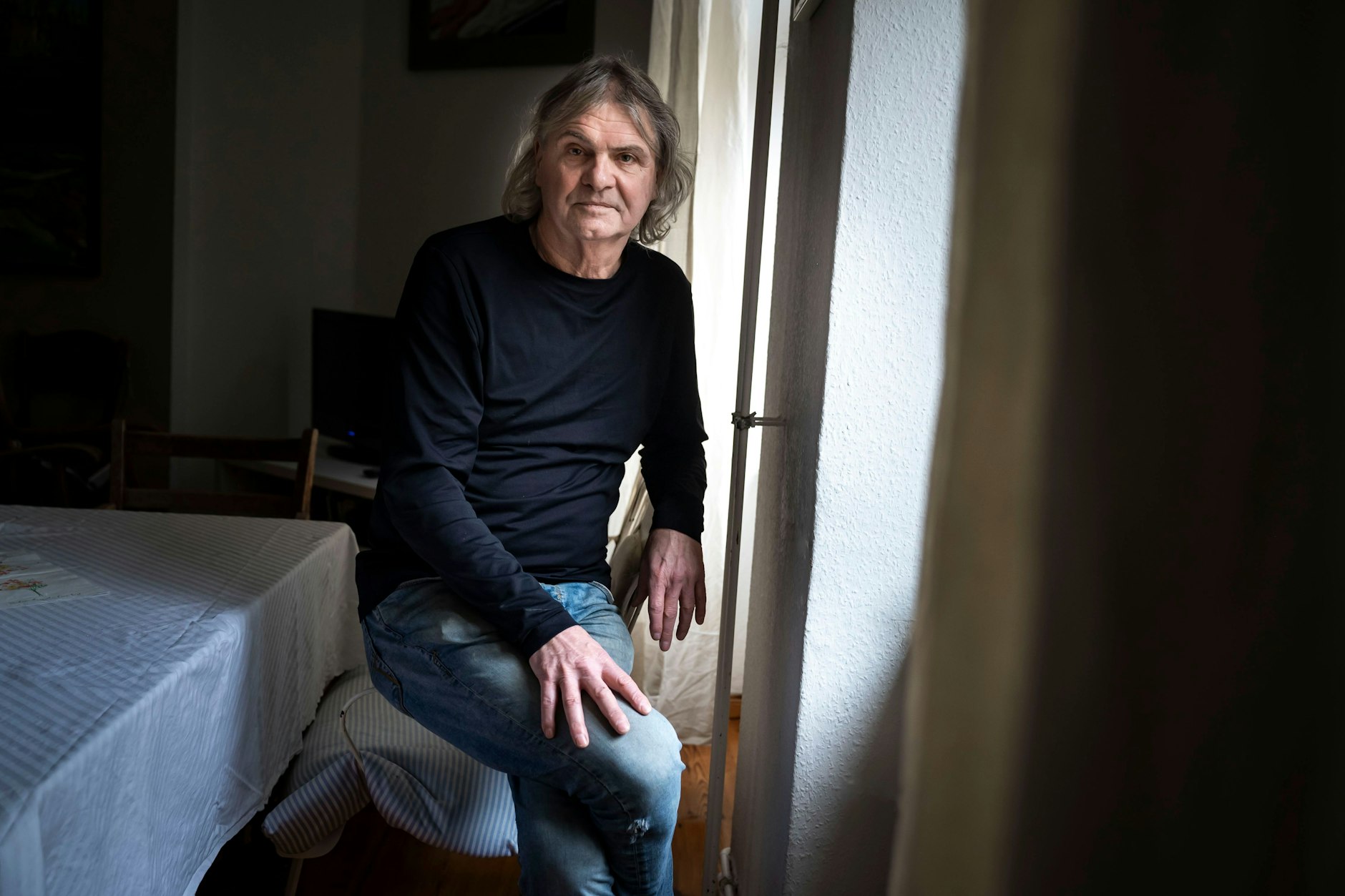 Der Poet und Sänger Hans-Eckardt Wenzel in seiner Berliner Wohnung.