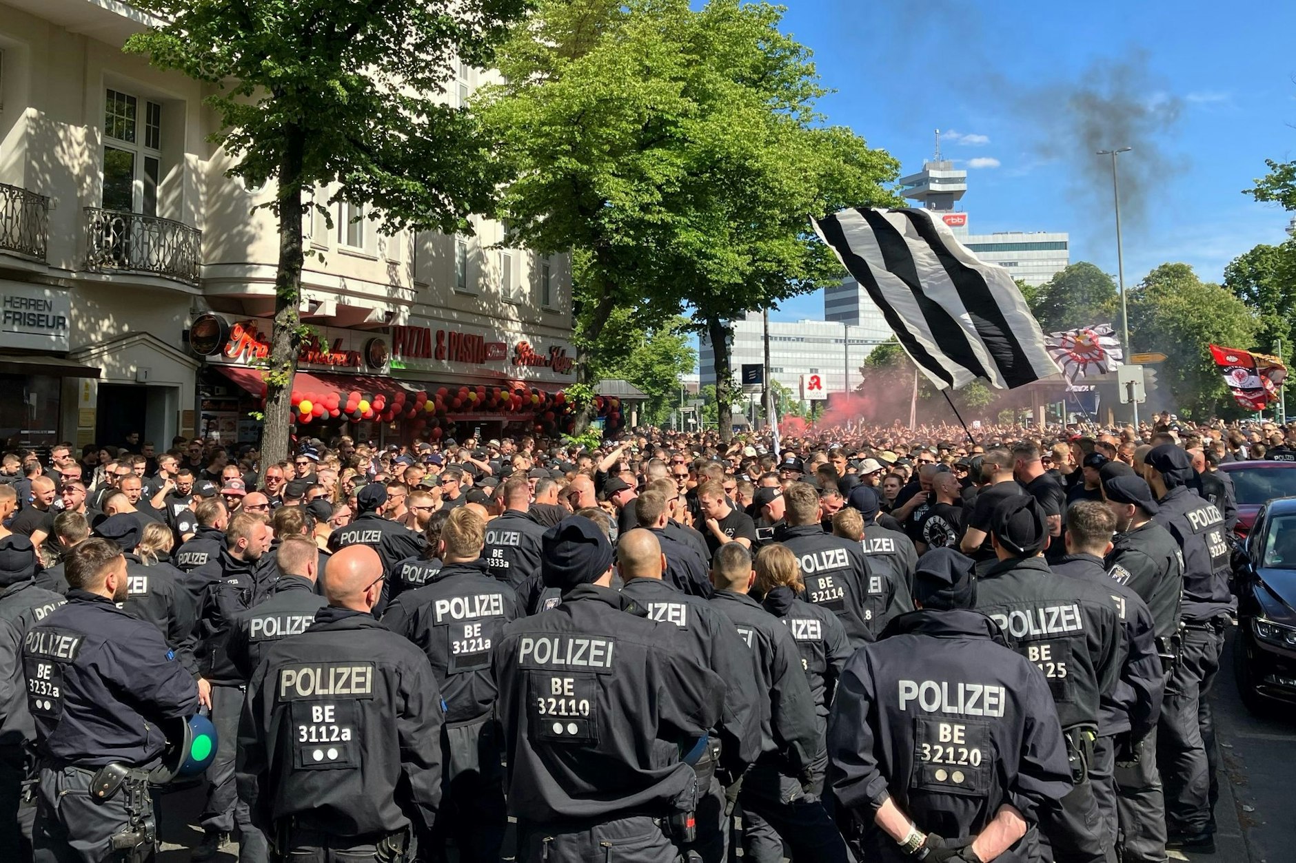 Kein Fußball ohne Polizei: Hier sichern Berliner Polizisten den Fanmarsch von Eintracht Frankfurt, am Tag des DFB-Pokalfinales im Juni, zum Olympiastadion ab.