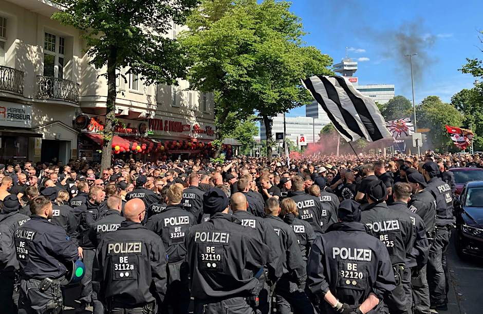 Kein Fußball ohne Polizei: Hier sichern Berliner Polizisten den Fanmarsch von Eintracht Frankfurt, am Tag des DFB-Pokalfinales im Juni, zum Olympiastadion ab.