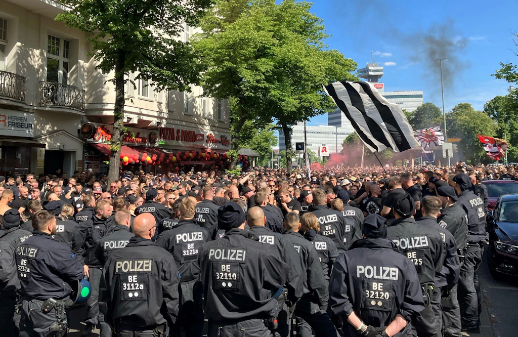 Mitten im Sommer: Urlaubssperre für Berliner Polizei – das ist der Grund!