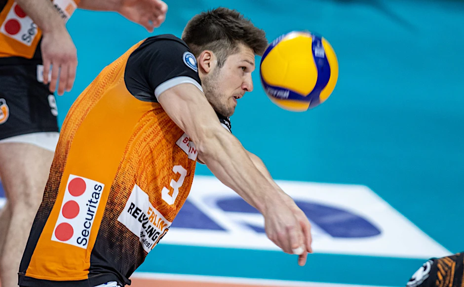 ARCHIV - Berlins Ruben Schott nimmt einen Ball an.  
