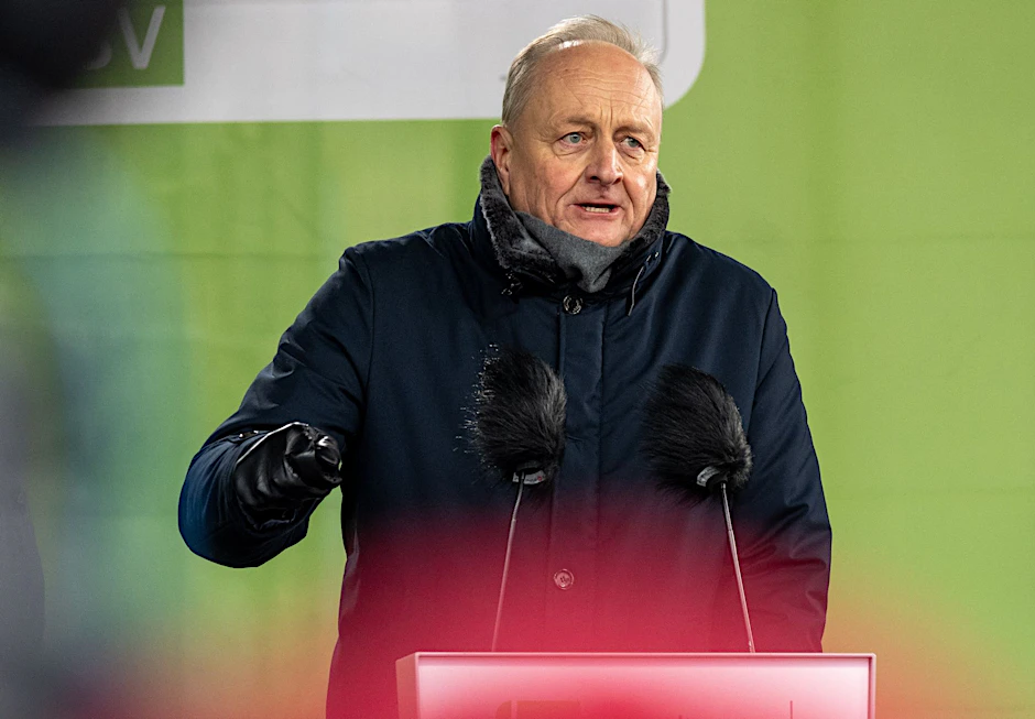 Joachim Rukwied, Präsident des Deutschen Bauernverbandes, spricht auf der Kundgebung am Brandenburger Tor.  