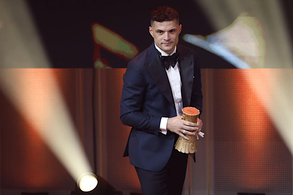 Granit Xhaka, Gewinner des Preises für den männlichen Nationalspieler 2023, hält die Trophäe bei der Verleihung der Schweizer Fussballnacht.  