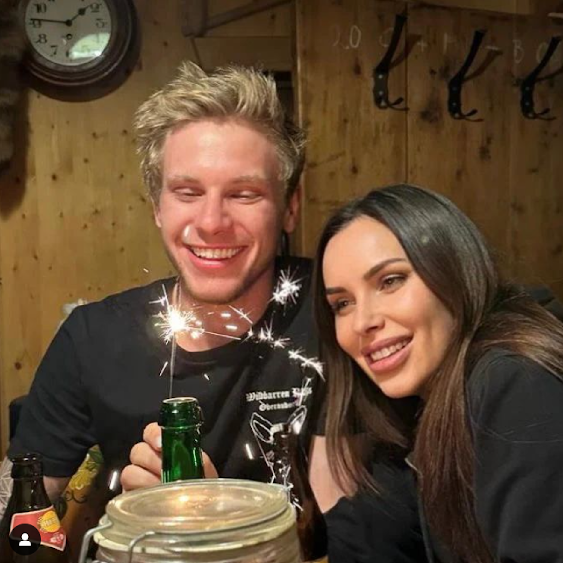 Hannes und Annika wohnen sogar schon zusammen.