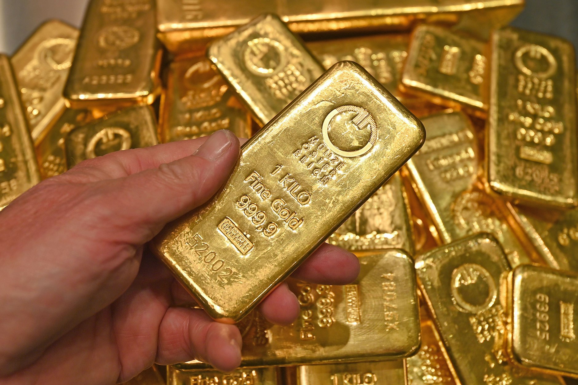 Ein vermeintlich seriöser Goldverkäufer hat Hunderte Kunden betrogen – und sie insgesamt um Millionen gebracht!
