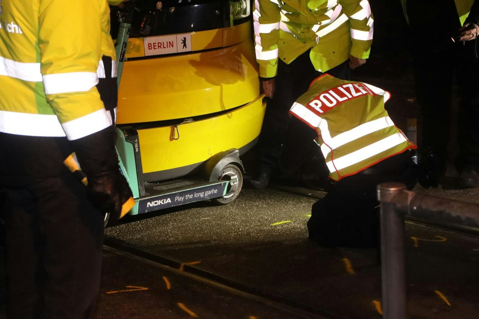 In Marzahn starb ein Mann, der mit dem E-Roller von einer Straßenbahn erfasst wurde.
