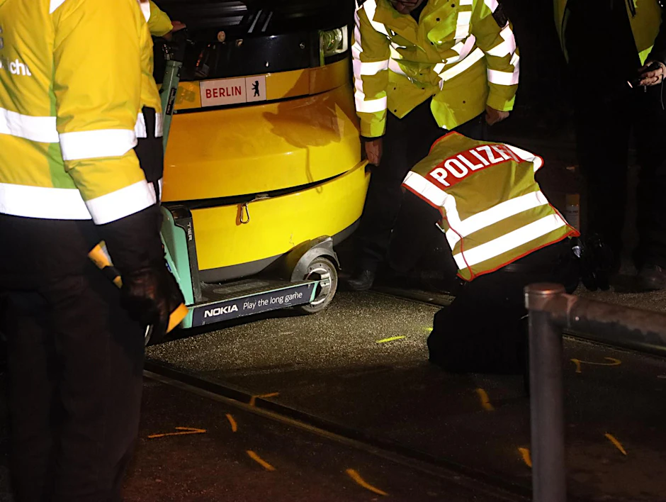 In Marzahn starb ein Mann, der mit dem E-Roller von einer Straßenbahn erfasst wurde.