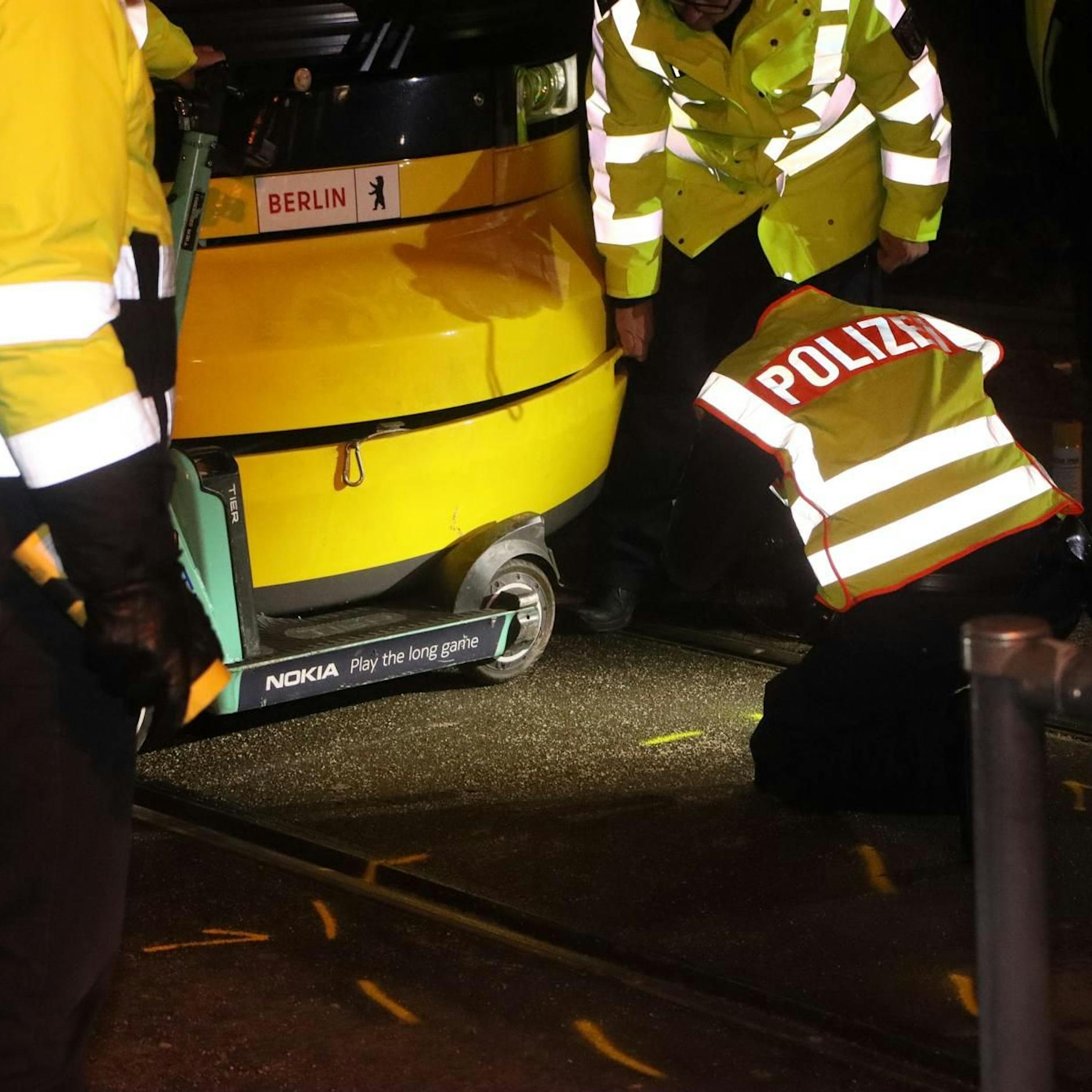 Tragödie in Marzahn: E-Roller-Fahrer gerät unter Straßenbahn – tot!