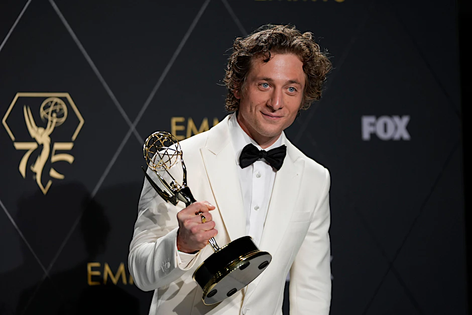 Auch angezogen ein Hingucker: Jeremy Allen White ist der Mann der Stunde. Hier bei der Emmy-Verleihung, wo er für seine Rolle in der Serie „The Bear – King ot the Kitchen“ ausgezeichnet wurde.
