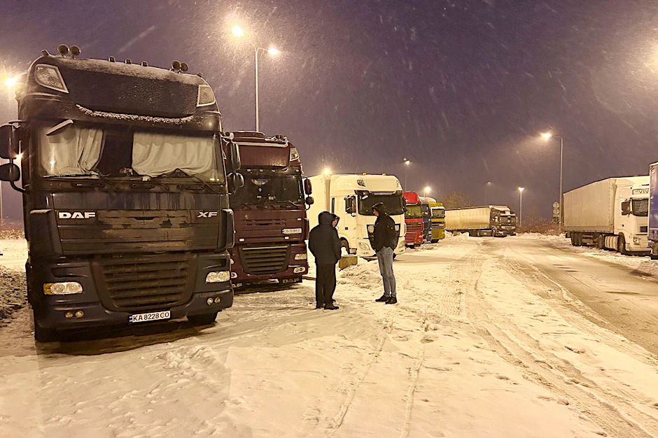Ukrainische Lkw-Fahrer warten auf die Rückfahrt von Polen in die Ukraine. Die Blockaden polnischer Lkw-Fahrer werden vorerst ausgesetzt.