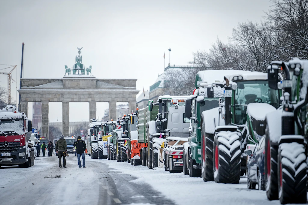 Bauernproteste in Berlin gehen weiter: Landwirte am Brandenburger Tor, Mahnwache bis Mittwoch