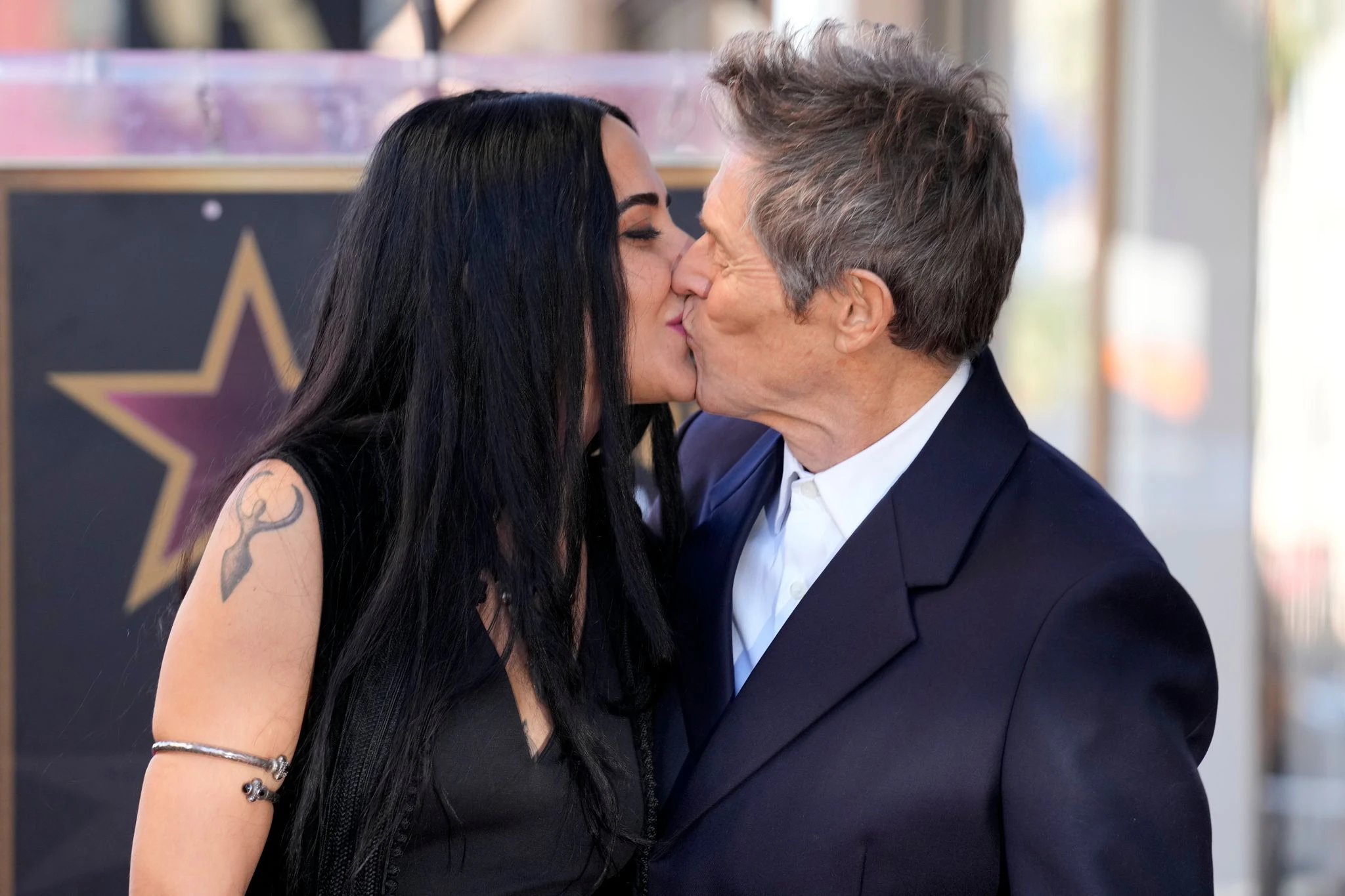 Willem Dafoe, küsst seine Frau Giada Colagrande auf dem Hollywood Walk of Fame.  