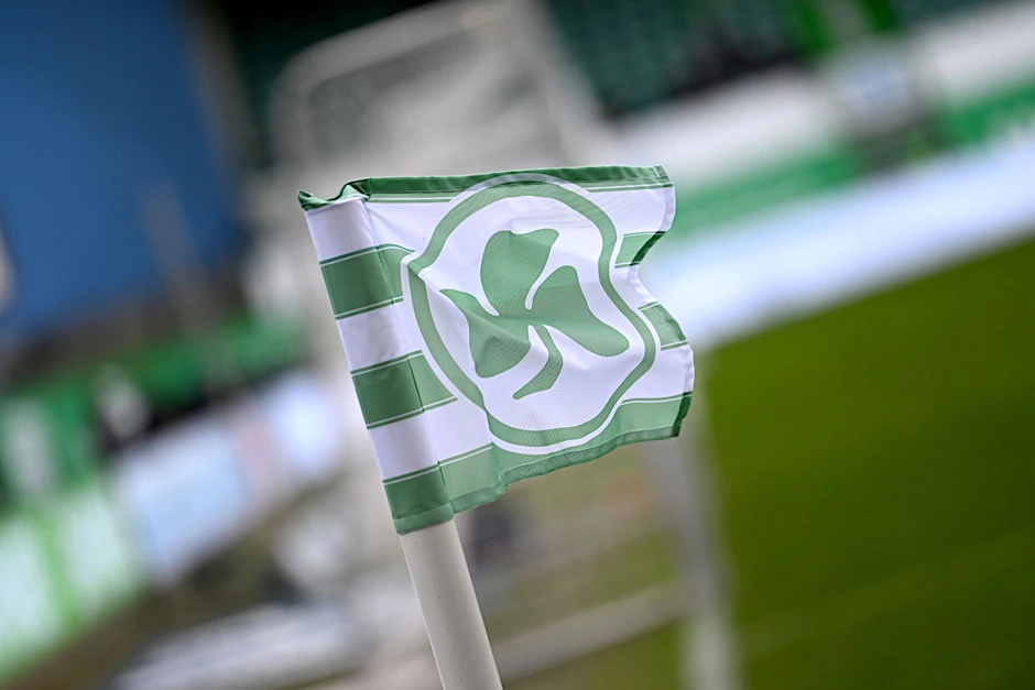 ARCHIV - Die Eckfahne vor dem Spiel.  