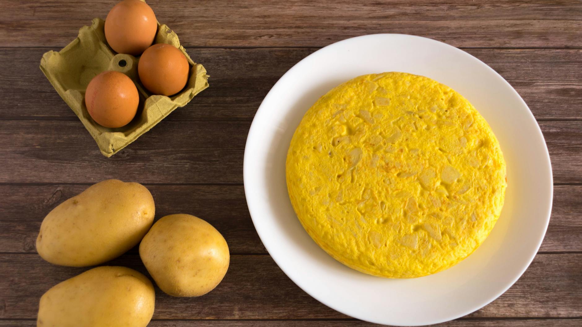 Ein Kartoffelomelett braucht wenig Zutaten und kann leicht zubereitet werden. Eine perfekte Mahlzeit auch für Singles.