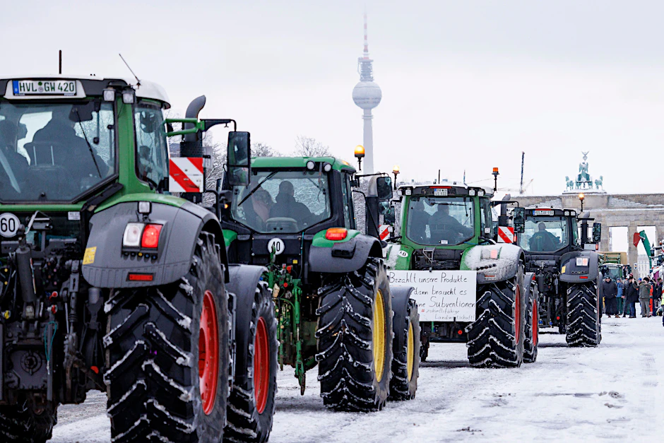 Traktoren am Brandenburger Tor: Tausende Bauern demonstrierten am Montag gegen die Politik der Bundesregierung. Auch am Dienstag sind noch viele Landwirte in der Stadt.