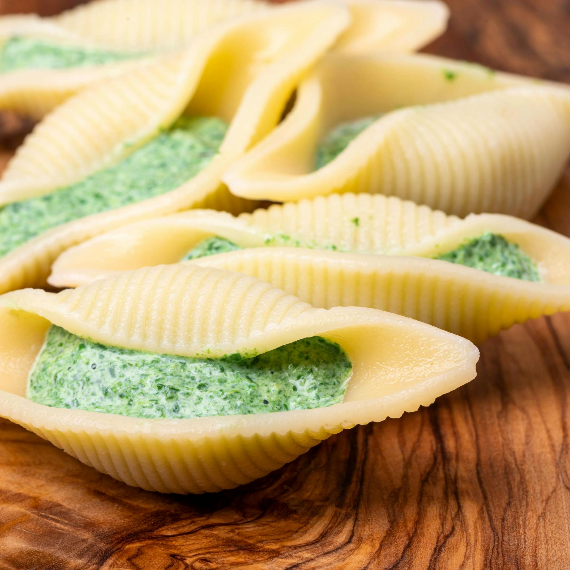 Große Muschelnudeln (Conchiglioni) lassen sich gut füllen und können dann im Ofen mit Parmesan überbacken werden.