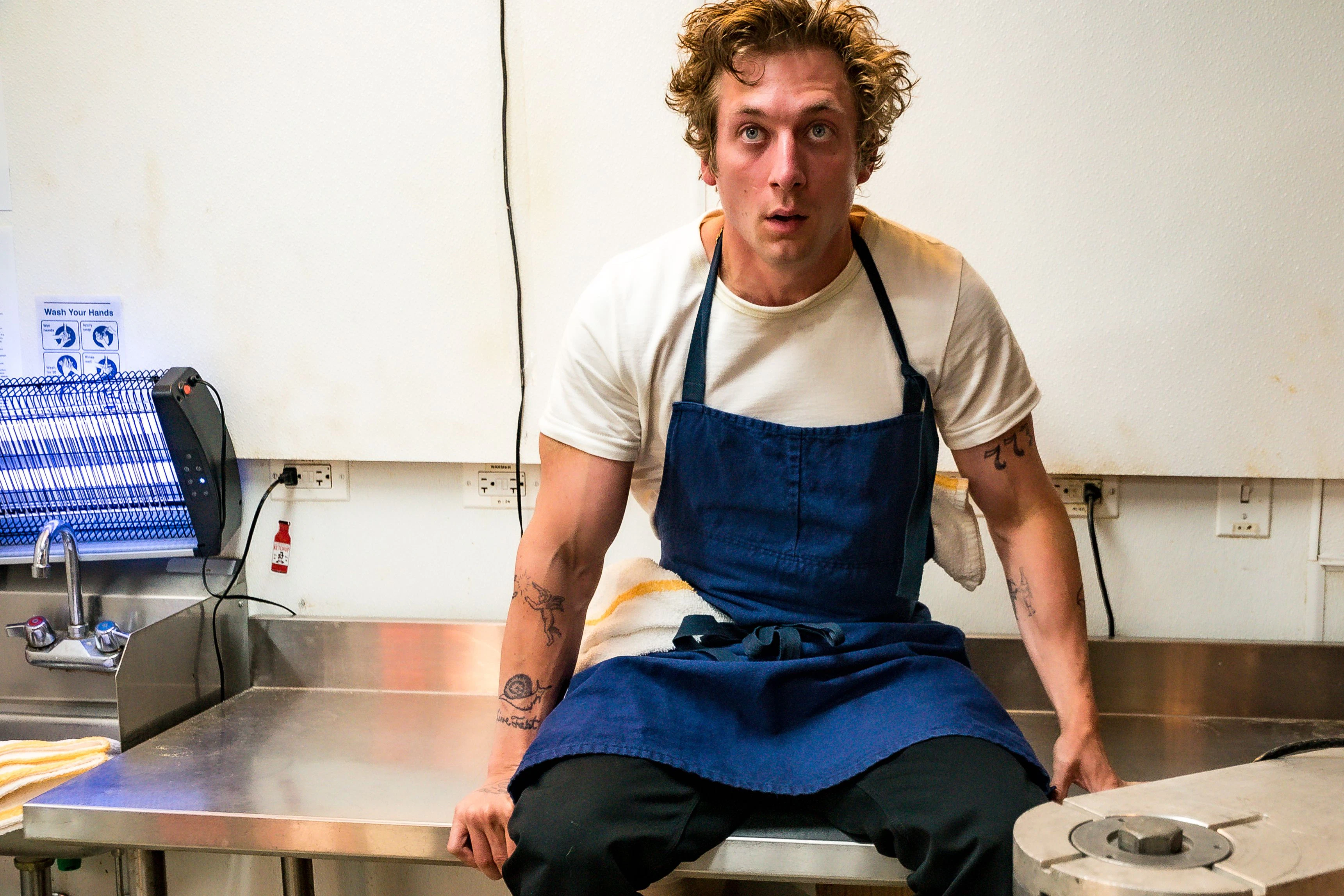 Jeremy Allen White als Carmen „Carmy“ Berzatto in einem T-Shirt der deutschen Marke Merz B. Schwanen.