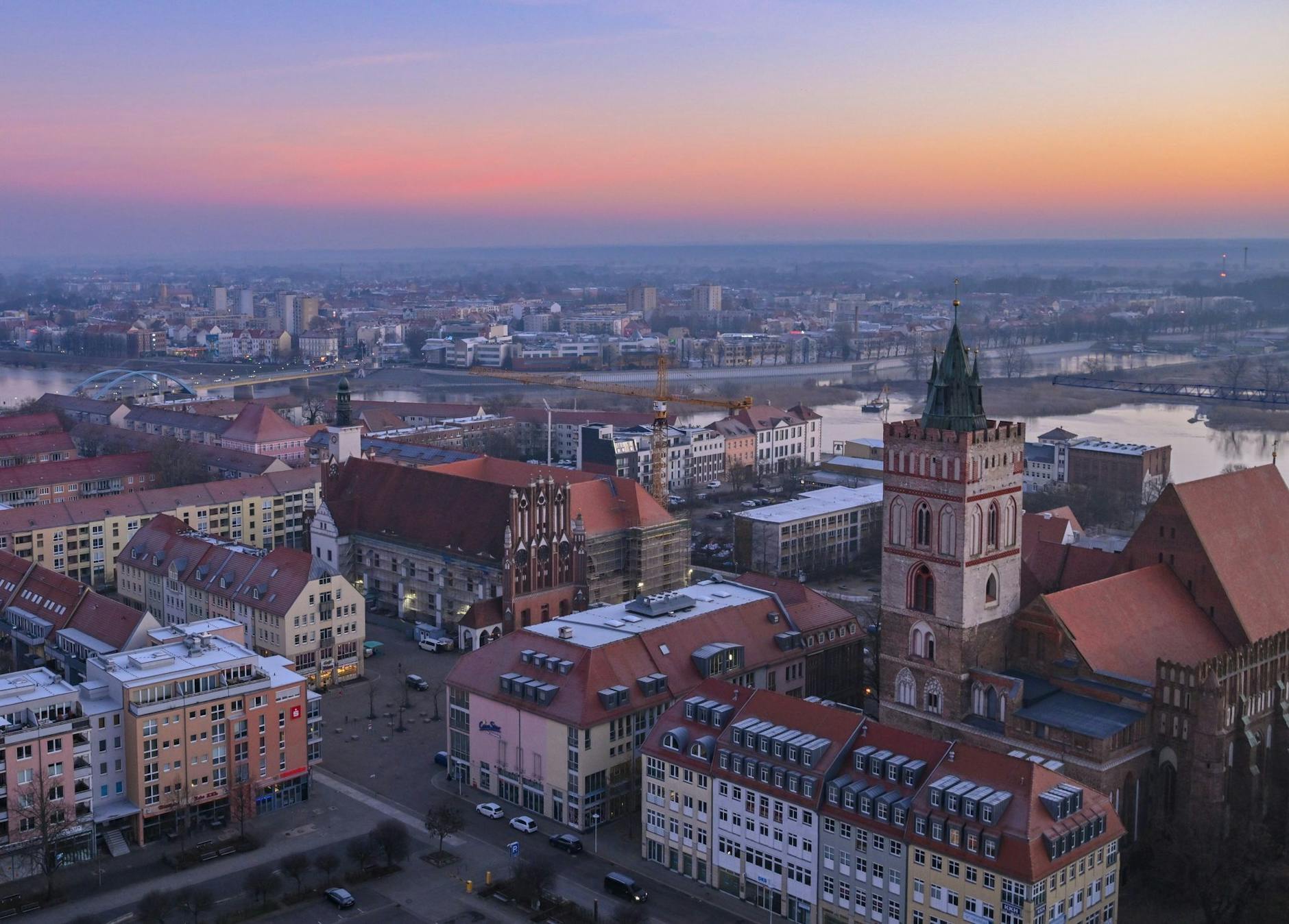 ARCHIV - Blick aus einem Hochhaus auf das Stadtzentrum mit der Marienkirche (r) dem Rathaus (M) und der Stadtbrücke (l) über deutsch-polnischen Grenzfluss Oder.