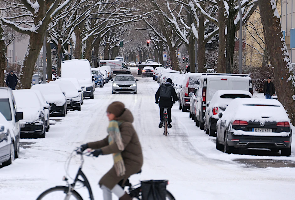 Auf den Straßen in Berlin ist es am Dienstag glatt. Das Winterwetter soll anhalten.