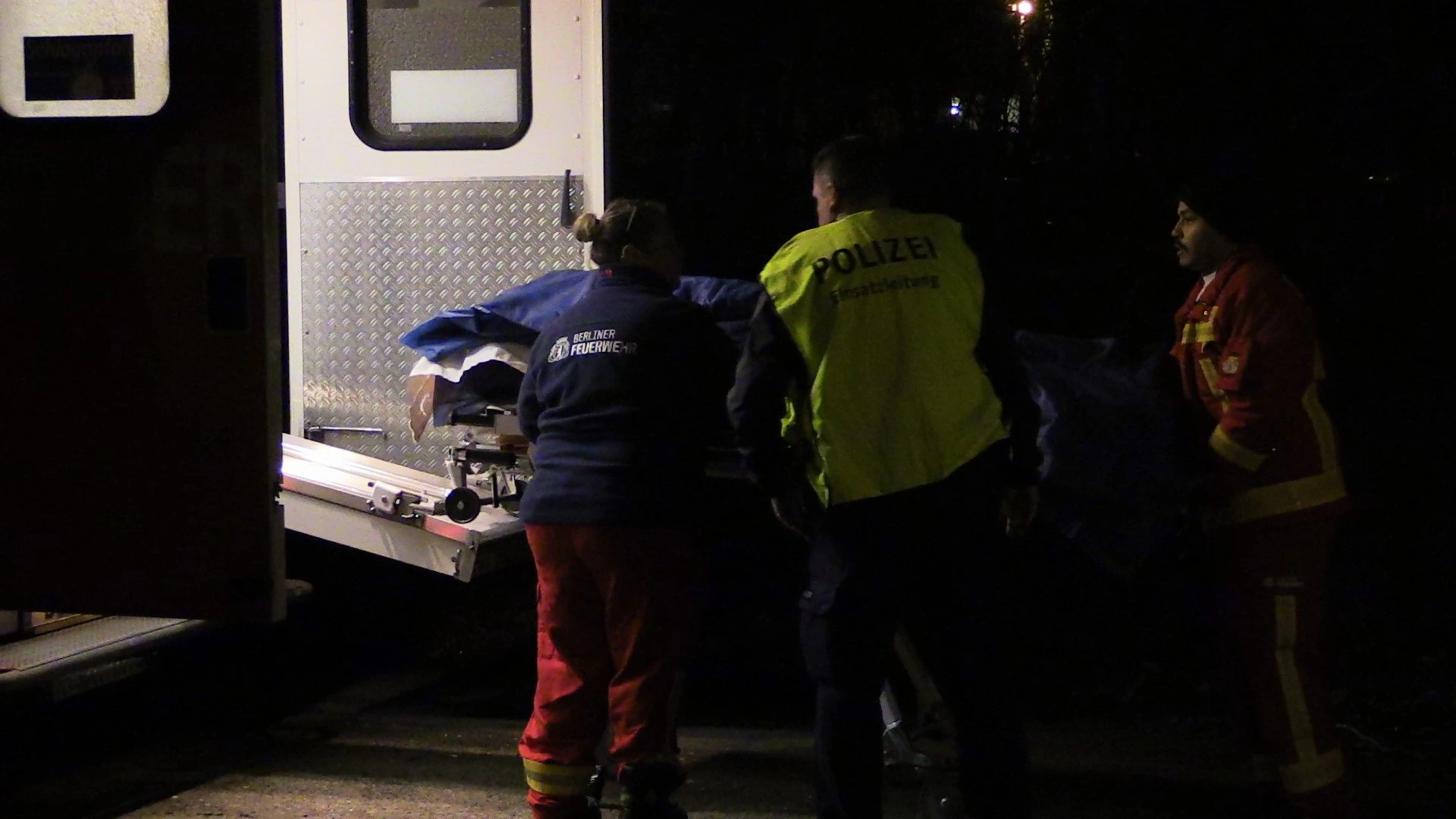Einsatzkräfte bringen die Trage mit dem Leichnam des verunglückten E-Roller-Fahrers zum Krankenwagen.