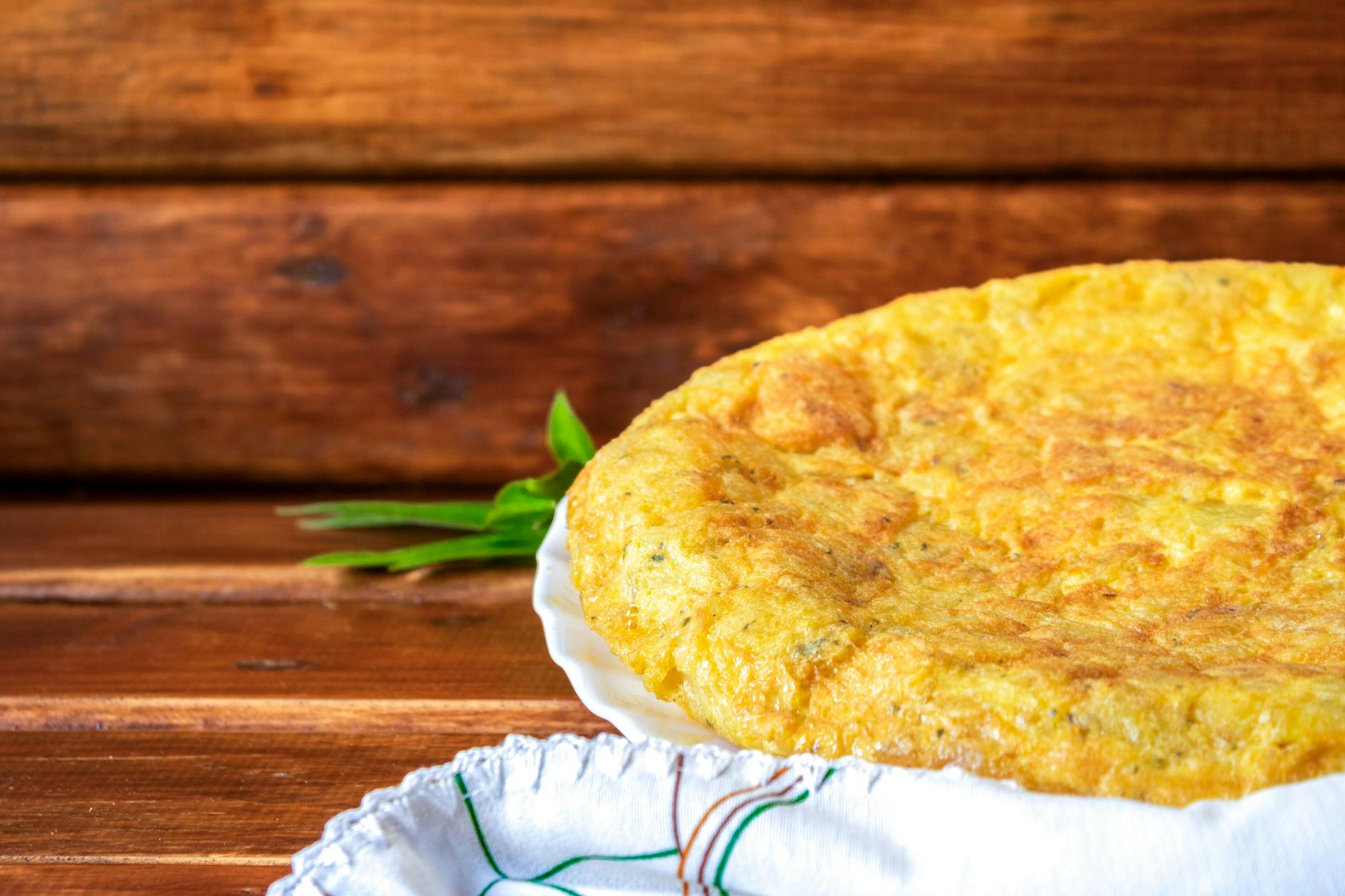 Bei diesem Kartoffel-Omelett-Rezept werden, im Gegensatz zur spanischen Tortilla, die Kartoffeln nicht zuvor in Öl gegart, sondern vorher gekocht.