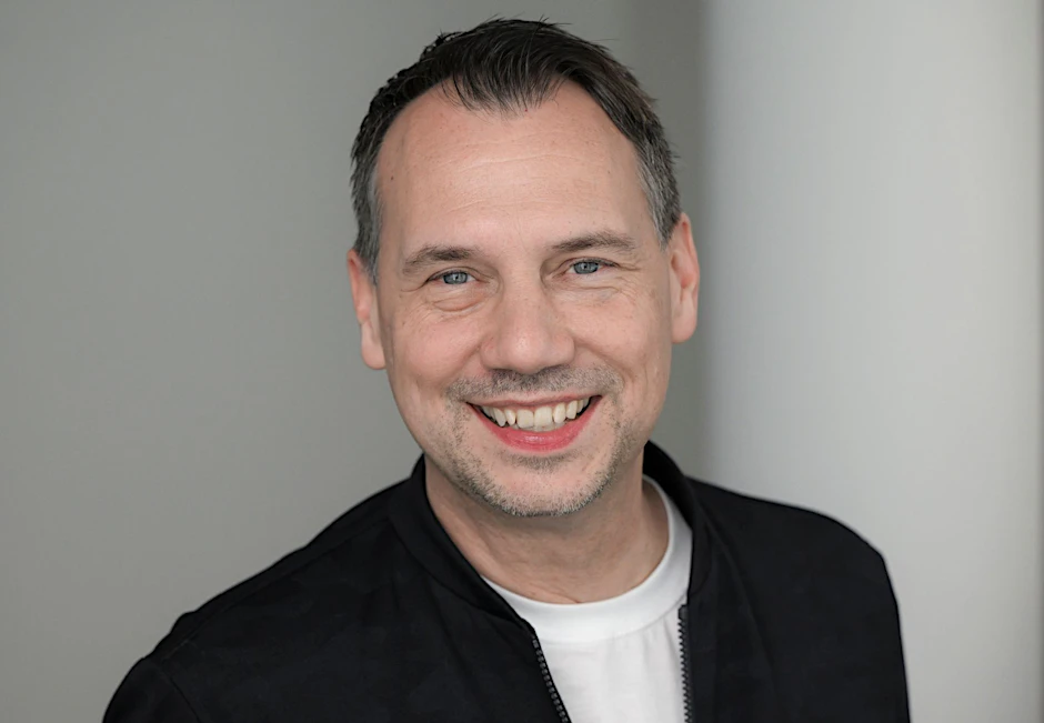 ARCHIV - Ein Roman von Sebastian Fitzek ist das meistverkaufte Buch des Jahres.  