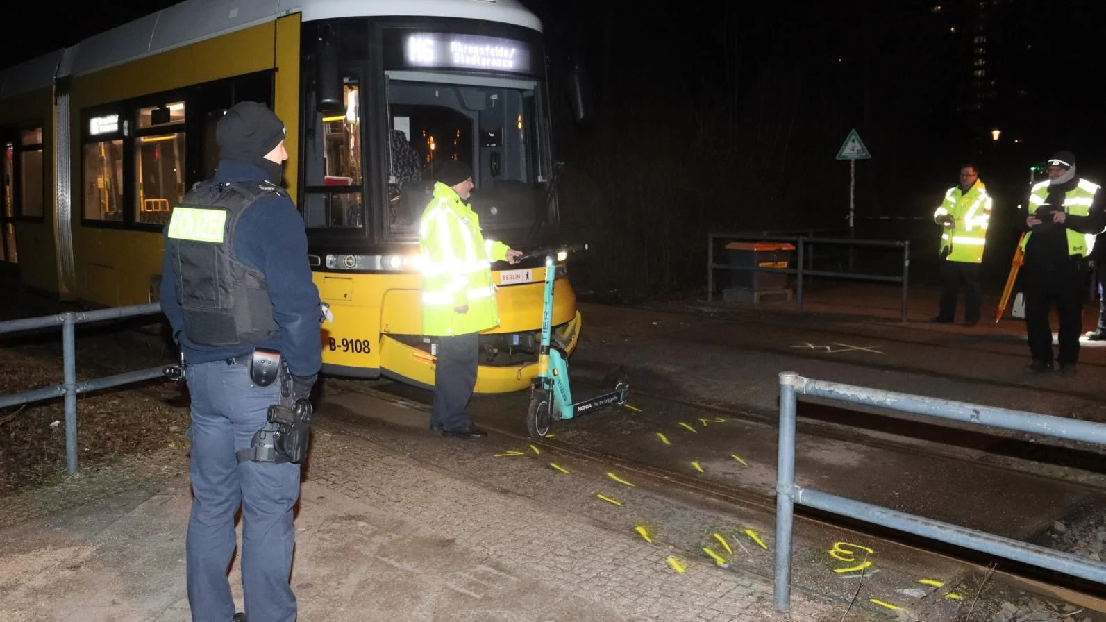 Ein E-Roller-Fahrer kam unter eine Straßenbahn in Marzahn, starb noch am Unfallort.