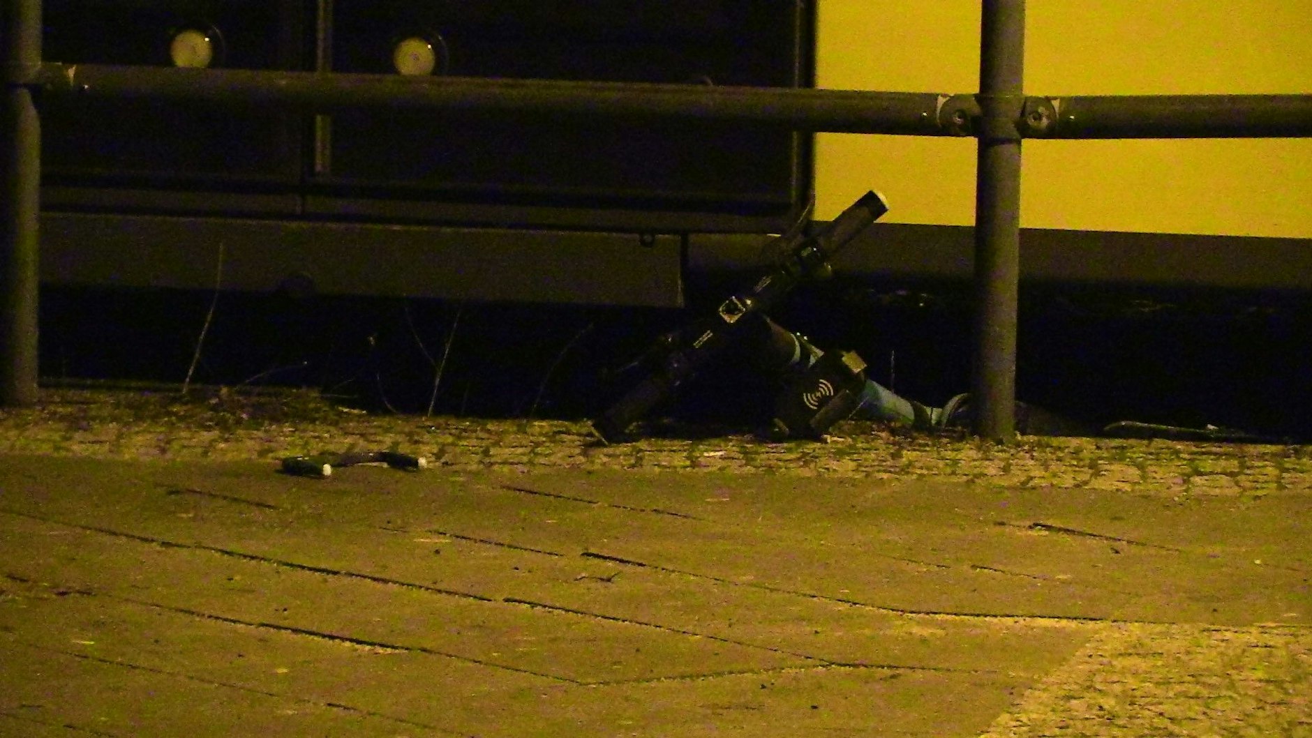 Der E-Roller liegt noch unter einer Straßenbahn. Ein E-Roller-Fahrer ist in Marzahn unter eine Straßenbahn geraten und tödlich verletzt worden.